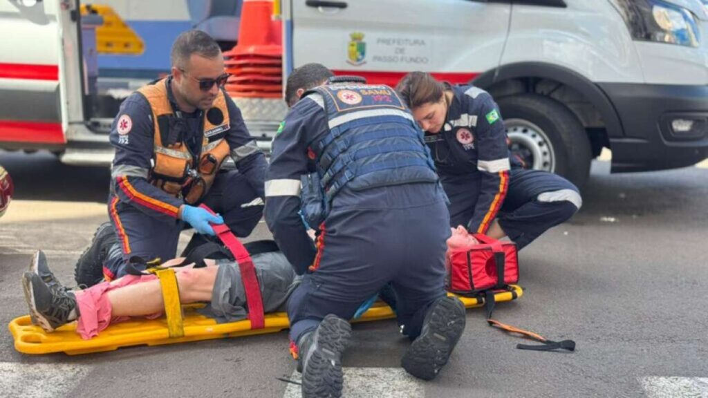 Acidente em Passo Fundo deixa motociclista ferido após carro cortar a frente na Avenida Brasil, no bairro Boqueirão.