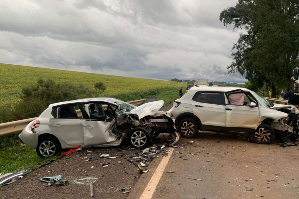 Acidente em Passo Fundo envolvendo três veículos na BR-285 deixou uma idosa morta e dois feridos na tarde de segunda-feira (23).