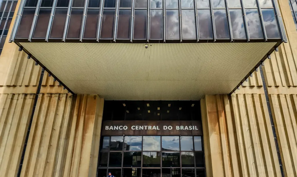 Banco Central realiza reunião do Copom com expectativa de redução da taxa Selic após dois anos.