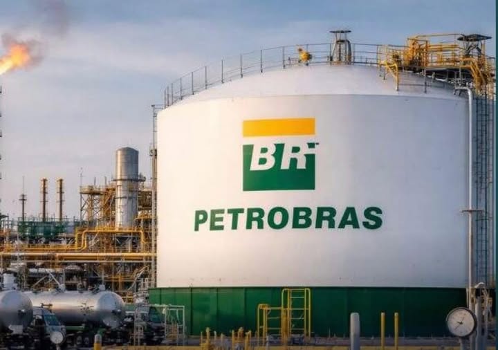 Queda no preço do petróleo supera 10% após decisão dos Estados Unidos de adiar ataques ao Irã, aliviando tensões no Oriente Médio.