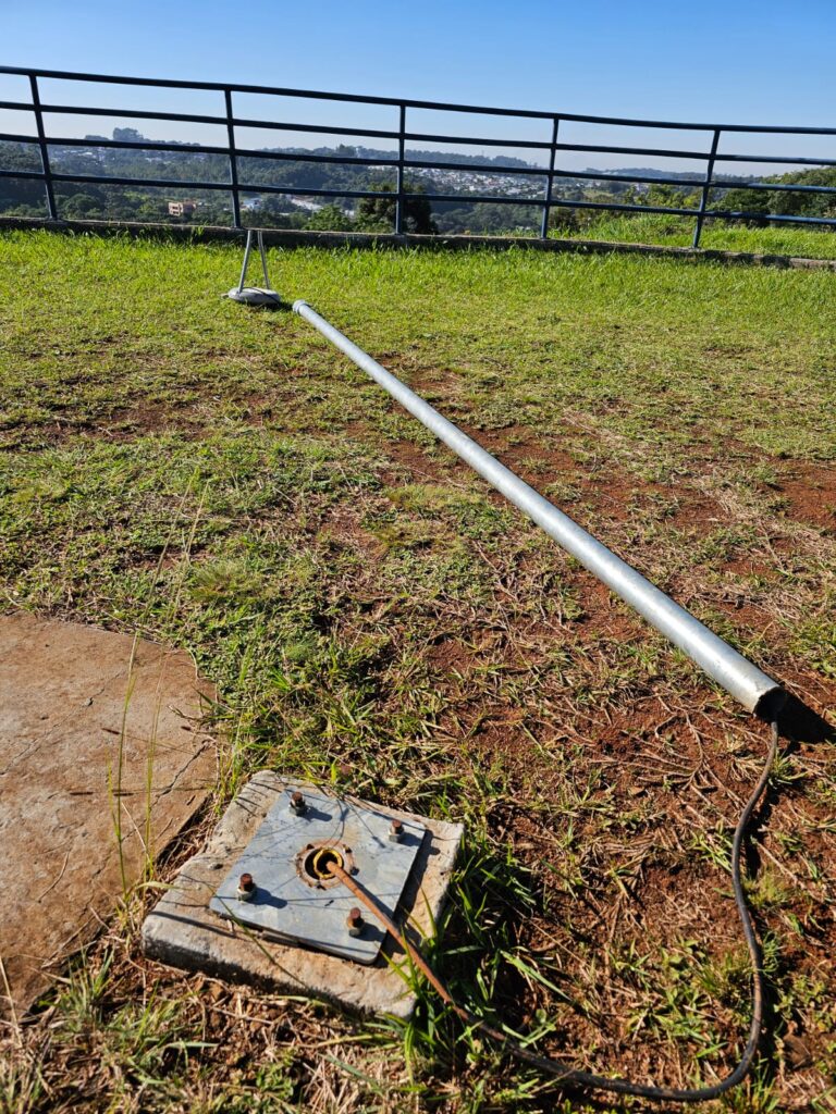 Praça em Erechim apresenta danos causados por vandalismo, afetando estruturas e áreas de lazer da comunidade.