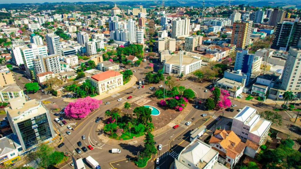 Vista de Erechim, no Norte do Rio Grande do Sul, cidade que se destaca nacionalmente em desenvolvimento sustentável e crescimento econômico.