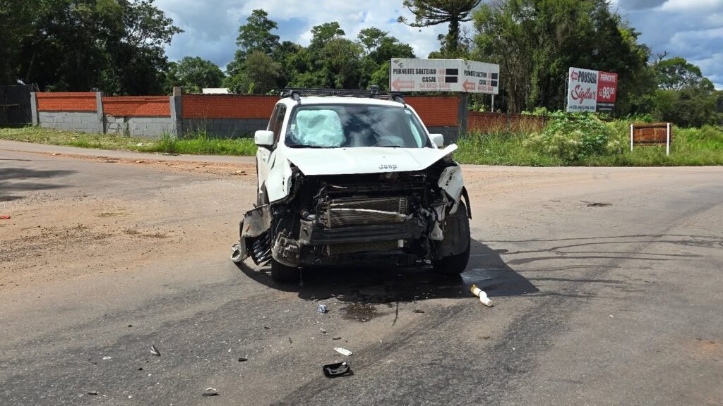 Acidente em Passo Fundo envolvendo dois veículos na ERS-324, no acesso ao bairro Dom Rodolfo, causou saída de pista e lentidão no trânsito.