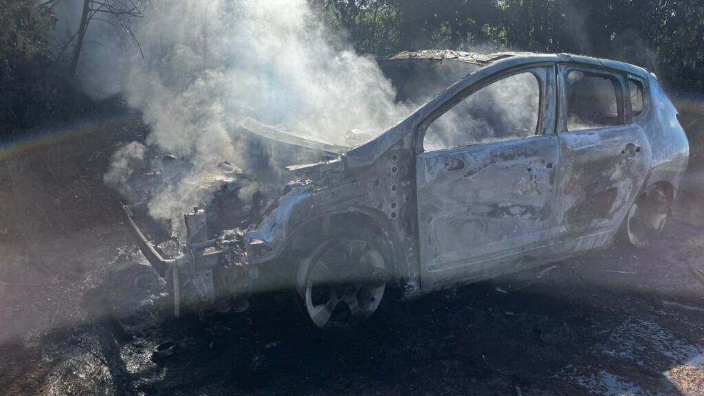 Carro da vítima ficou crivado de balas após perseguição e execução na ERS-135, em Passo Fundo.