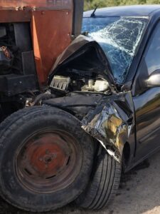 Acidente com trator mobiliza equipes de resgate após colisão com carro no interior de São Lourenço.