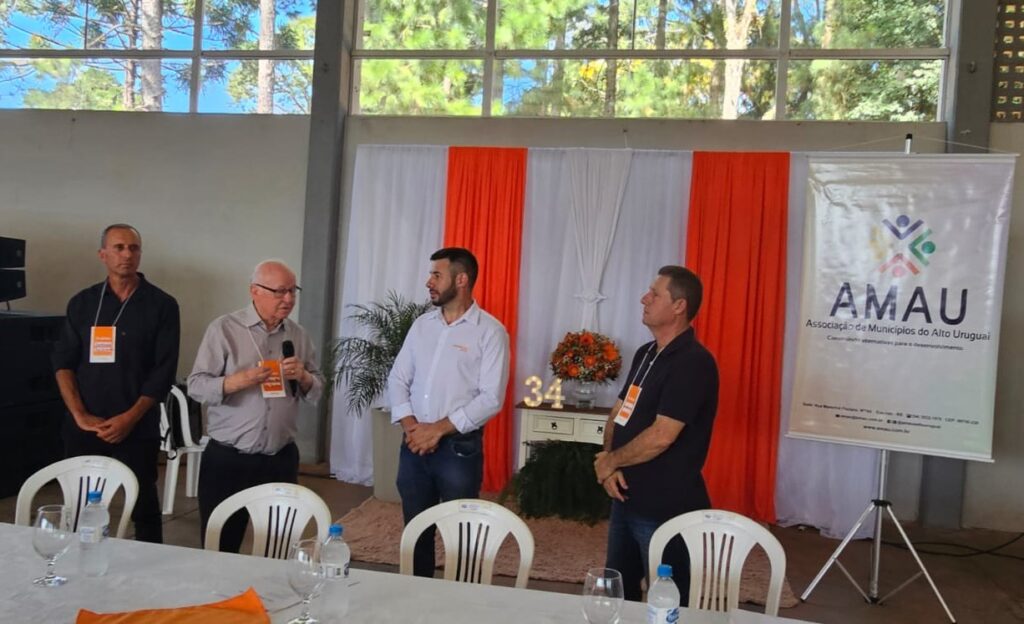 Prefeitos e especialistas participam de assembleia da AMAU em Centenário para discutir os impactos da Reforma Tributária nos municípios da região.