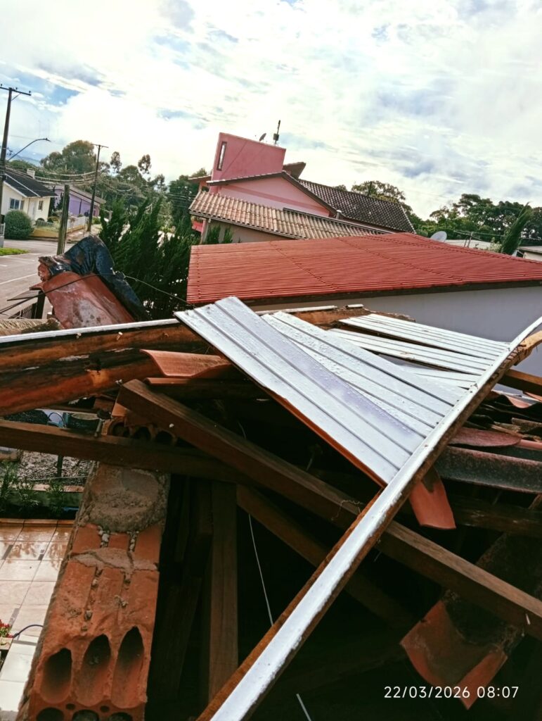 Telhado arrancado e danos em residência após forte temporal em Sertão, no norte do Rio Grande do Sul.