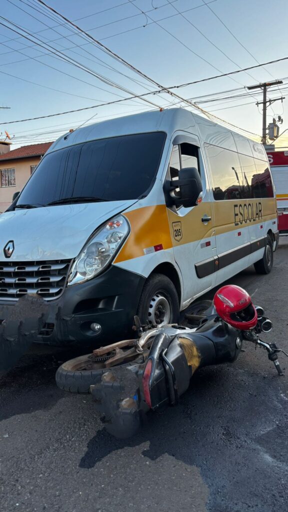 Acidente entre moto e van mobiliza equipes do SAMU e Corpo de Bombeiros na Rua Romilda Carraro, em Erechim.