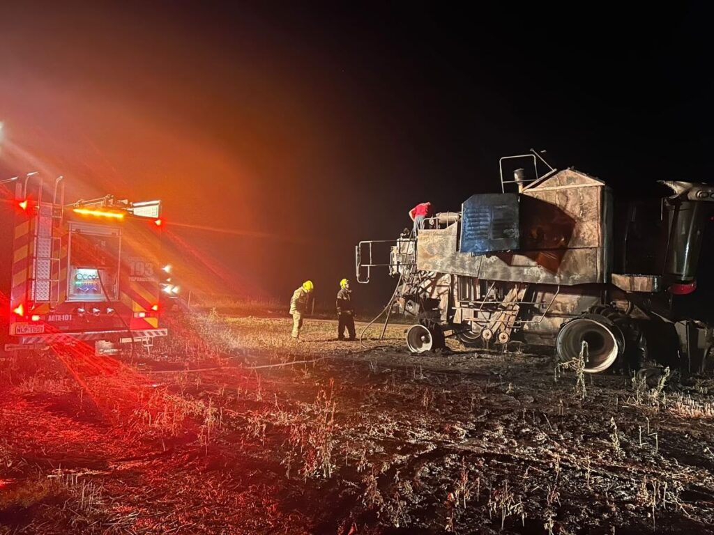 Colheitadeira é atingida por incêndio durante colheita de soja em Papanduva e prejuízo passa de R$ 1 milhão.