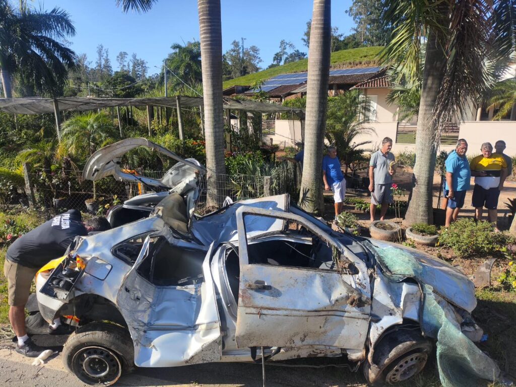 Carro ficou destruído após sair da pista e bater contra poste na SC-108, em Braço do Norte.