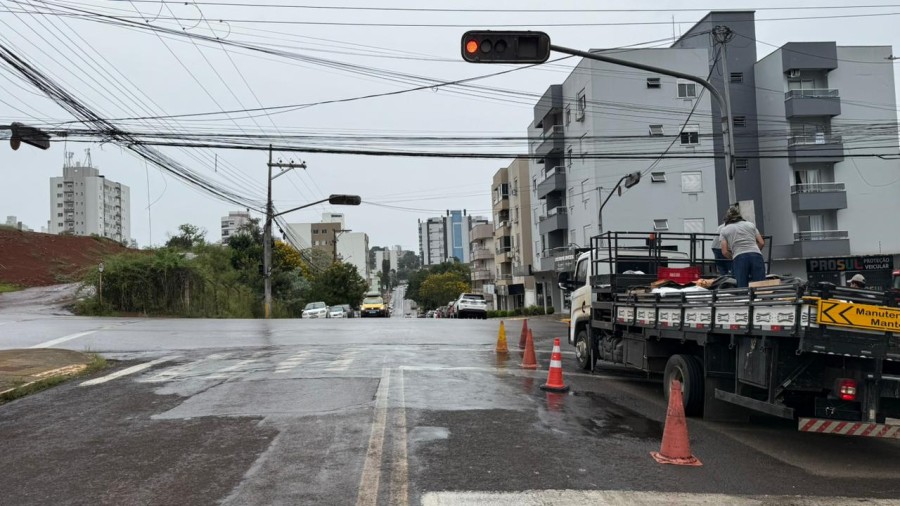 Erechim inicia implantação de novos semáforos inteligentes para melhorar a segurança e a fluidez no trânsito urbano.