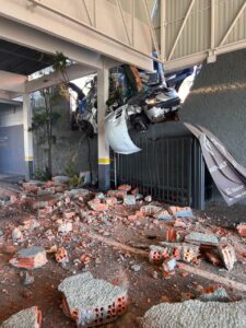 Caminhão desgovernado provoca acidente em Chapecó após possível falha nos freios e atinge carro no bairro Líder.