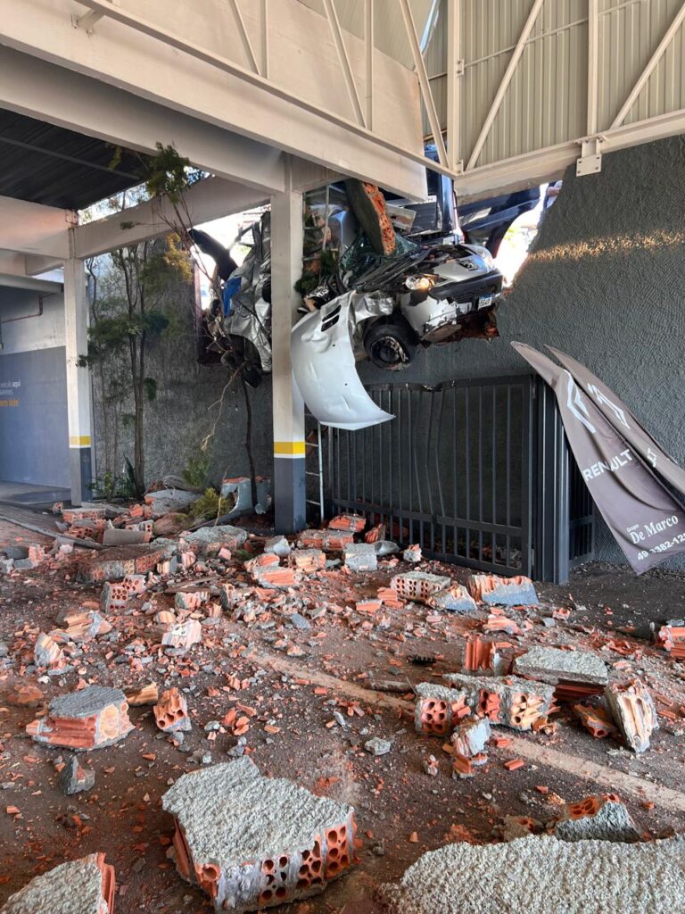 Caminhão desgovernado provoca acidente em Chapecó após possível falha nos freios e atinge carro no bairro Líder.