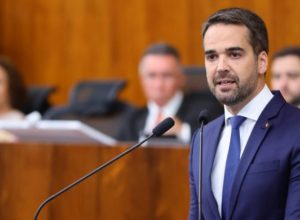 Eduardo Leite anuncia renúncia ao Governo do RS no Palácio Piratini para disputar a Presidência da República em 2026.