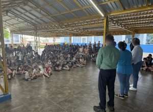 Alunos da rede municipal de Erechim recebem kits completos de uniforme escolar com 12 peças, investimento superior a R$ 3 milhões em 2026.