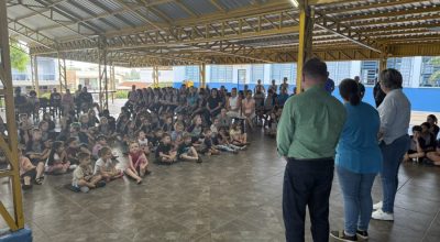 Alunos da rede municipal de Erechim recebem kits completos de uniforme escolar com 12 peças, investimento superior a R$ 3 milhões em 2026.