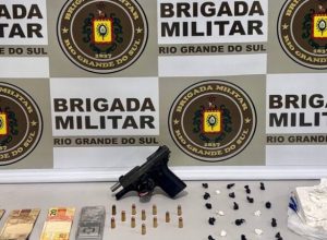 Materiais apreendidos pela Brigada Militar durante prisão por tráfico de drogas em Erechim.