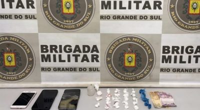 Brigada Militar prende homem por tráfico de drogas em Erechim e apreende porções de cocaína, celulares e dinheiro no bairro Cotrel.