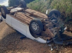 Carro capotado após motorista perder o controle na comunidade de Santa Lúcia, interior de Sananduva, na manhã de segunda-feira (23).