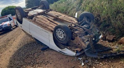 Carro capotado após motorista perder o controle na comunidade de Santa Lúcia, interior de Sananduva, na manhã de segunda-feira (23).