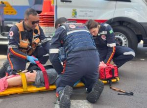 Acidente em Passo Fundo deixa motociclista ferido após carro cortar a frente na Avenida Brasil, no bairro Boqueirão.