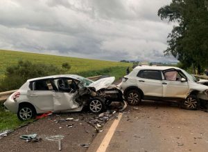 Acidente em Passo Fundo envolvendo três veículos na BR-285 deixou uma idosa morta e dois feridos na tarde de segunda-feira (23).