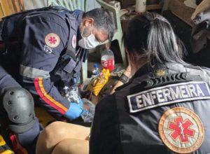 Homem é socorrido pelo Serviço de Atendimento Móvel de Urgência após ficar dois dias caído dentro de residência em Passo Fundo.