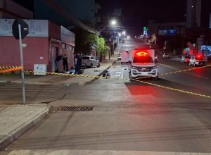 Acidente grave na Rua Borges de Medeiros, no bairro Passo dos Fortes, em Chapecó, mobilizou Bombeiros, SAMU e Polícia Militar na madrugada.