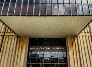 Banco Central realiza reunião do Copom com expectativa de redução da taxa Selic após dois anos.
