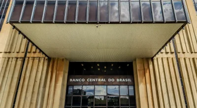 Banco Central realiza reunião do Copom com expectativa de redução da taxa Selic após dois anos.