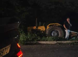 Carro colide na traseira de trator agrícola na BR-122, em Ibaretama, no Sertão Central do Ceará; motorista sai ileso após forte impacto.