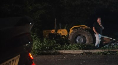 Carro colide na traseira de trator agrícola na BR-122, em Ibaretama, no Sertão Central do Ceará; motorista sai ileso após forte impacto.