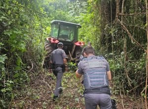 Trator Massey Ferguson roubado em fazenda de Pirassununga é recuperado pela Polícia Militar na zona rural de Itirapina em menos de 24 horas.