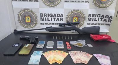 Brigada Militar prende dois homens por tráfico e porte ilegal de arma no bairro Zacchia, em Passo Fundo. Arma e drogas foram apreendidas.