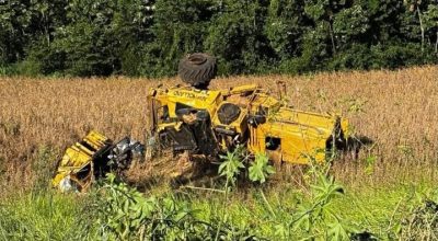 Colheitadeira tomba durante colheita de soja na Linha Iguaçu, em Chopinzinho, e deixa agricultor ferido em terreno íngreme.
