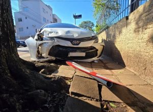 Acidente entre Toyota Corolla e Fiat Toro no cruzamento das ruas Uruguai e Castanho da Rocha, no bairro Boqueirão, em Passo Fundo (RS).