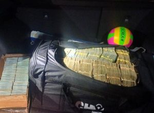 PRF apreende cerca de R$ 2 milhões em dinheiro escondido em carro na BR-101, em Araquari, no Norte de Santa Catarina.