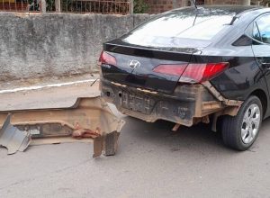 Acidente entre Fiat Uno e HB20 no bairro Progresso, em Erechim (RS), mobiliza Guarda Municipal na manhã desta sexta-feira (23).