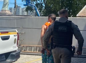 Brigada Militar atende ocorrência de violência doméstica no bairro Nossa Senhora Aparecida, em Passo Fundo, onde homem foi preso após agredir a mãe.