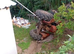 Trator cai próximo a casa em obras e derruba poste de energia na Rua 15 de Agosto, em Dom Feliciano.