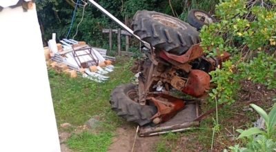 Trator cai próximo a casa em obras e derruba poste de energia na Rua 15 de Agosto, em Dom Feliciano.