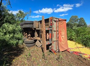 Caminhão carregado com milho tomba na BR-285 em Passo Fundo após motorista sofrer mal súbito; PRF e SAMU atenderam a ocorrência.