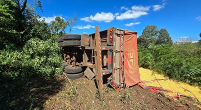 Caminhão carregado com milho tomba na BR-285 em Passo Fundo após motorista sofrer mal súbito; PRF e SAMU atenderam a ocorrência.