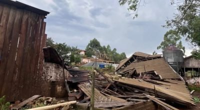 Estrebaria desaba após ventos fortes em propriedade rural de Cunha Porã (SC) e deixa cerca de 25 vacas presas sob a estrutura.