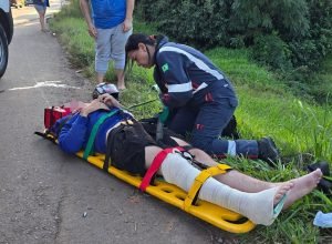 Acidente entre carro e moto na ERS-324, na entrada do bairro Menino Deus, mobiliza equipes do SAMU em Passo Fundo.