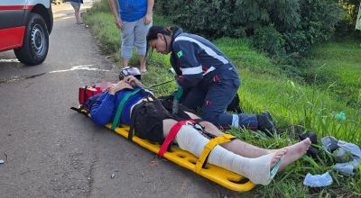 Acidente entre carro e moto na ERS-324, na entrada do bairro Menino Deus, mobiliza equipes do SAMU em Passo Fundo.