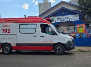 Equipe do Samu realiza atendimento a criança após convulsão em escola de educação infantil no bairro Rodrigues, em Passo Fundo (RS).