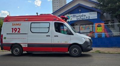 Equipe do Samu realiza atendimento a criança após convulsão em escola de educação infantil no bairro Rodrigues, em Passo Fundo (RS).