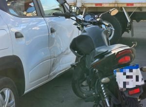 Acidente entre carro e motocicleta na Avenida Brasil Leste, em frente ao Bourbon Shopping, mobiliza atendimento do SAMU em Passo Fundo.