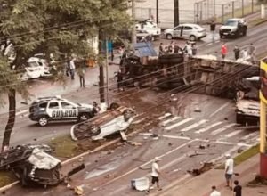 Carreta com falha no sistema de freios provoca colisões em Santa Catarina e motorista é denunciado por 20 tentativas de homicídio.